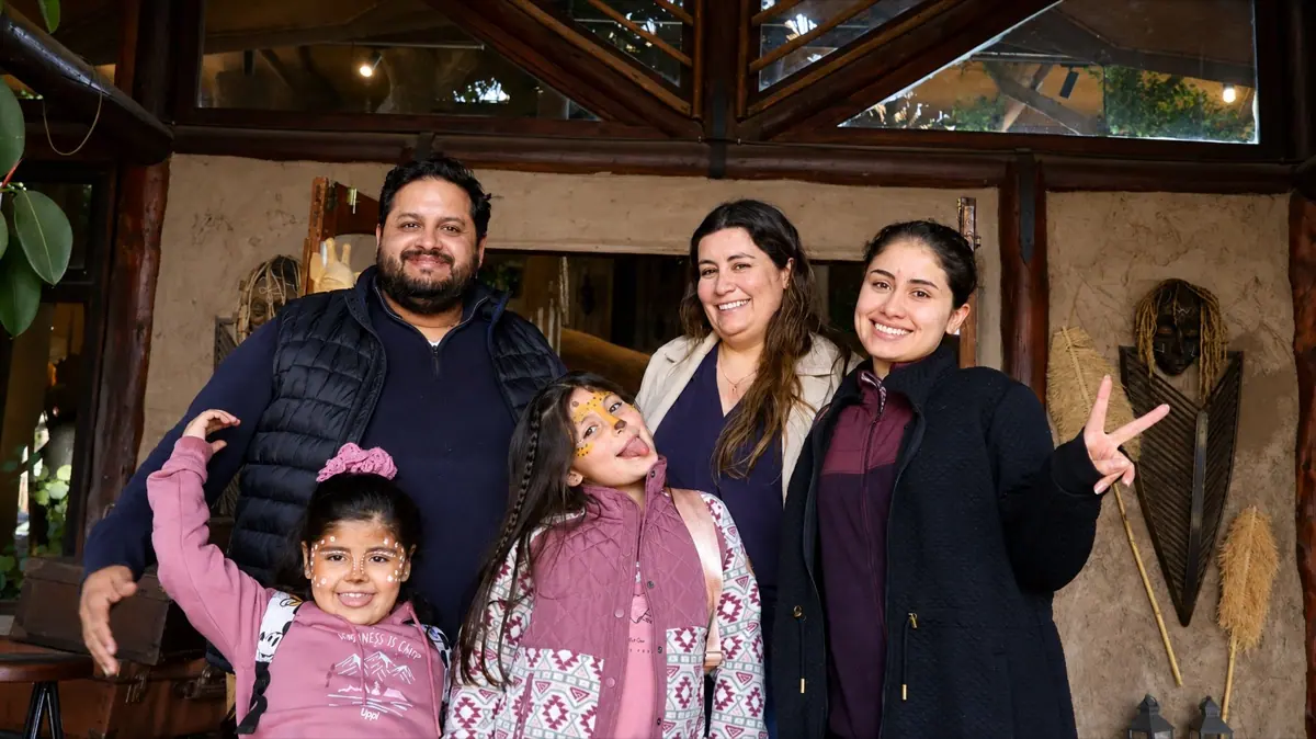 Familia compartiendo en Karibu